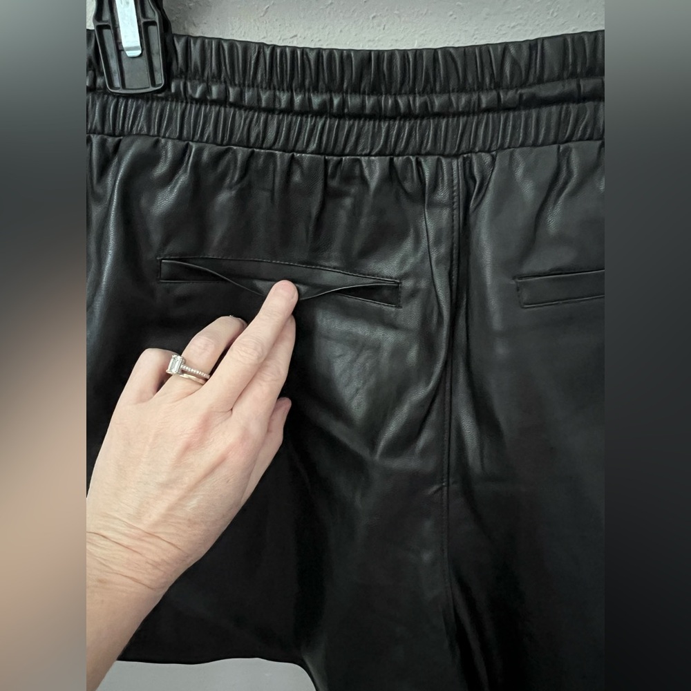 Paige Vivette Leather Look Shorts In Black Size Small New - Picture 6 of 11